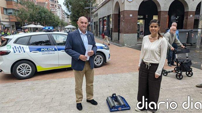 La Policía Local de Barakaldo incorpora un velocímetro portátil para controlar los patinetes