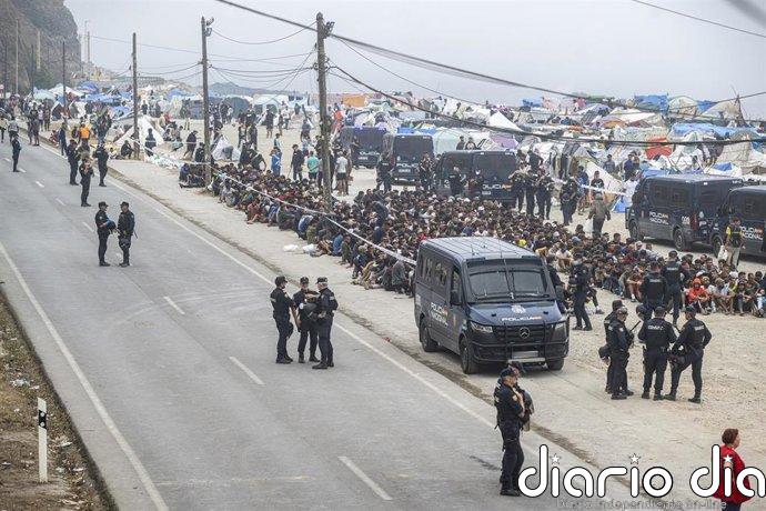 La Policía Nacional culmina el operativo en el Trampolín (Ceuta) con 1.100 migrantes desalojados