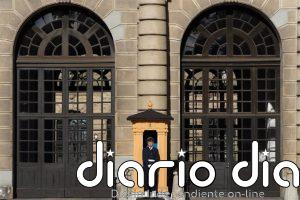 La Policía sueca reduce a tiros a un hombre armado delante del Palacio Real en Estocolmo