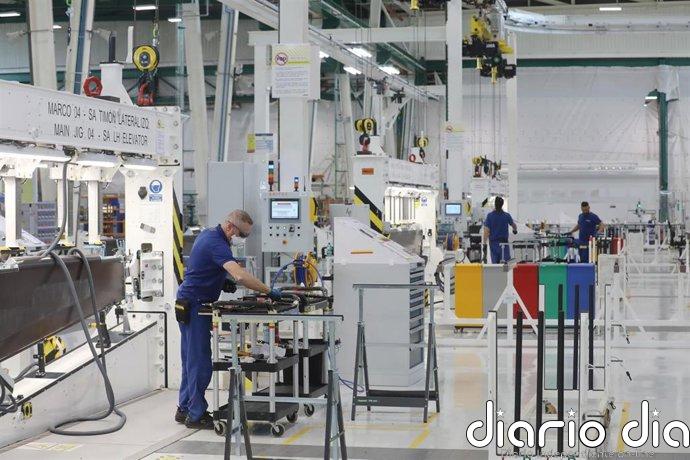 La producción industrial modera su avance en agosto al 1,6% y suma seis meses de alzas