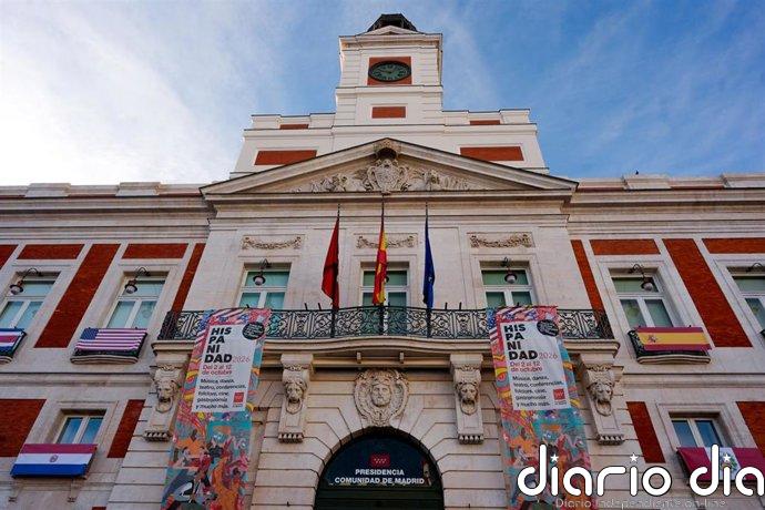 La Real Casa de Correos adorna sus balcones con las banderas de los 22 países hispanohablantes y EEUU por la Hispanidad