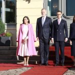 La Reina Letizia arrasa en Finlandia con un romántico 'total look' rosa sencillamente perfecto