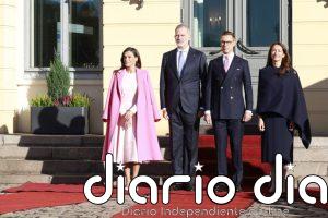 La Reina Letizia arrasa en Finlandia con un romántico 'total look' rosa sencillamente perfecto