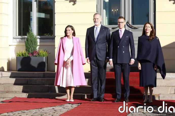 La Reina Letizia arrasa en Finlandia con un romántico 'total look' rosa sencillamente perfecto