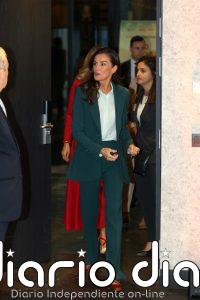 La Reina Letizia, de su impecable look 'work' en verde botella, a su aplaudida reflexión sobre la salud mental