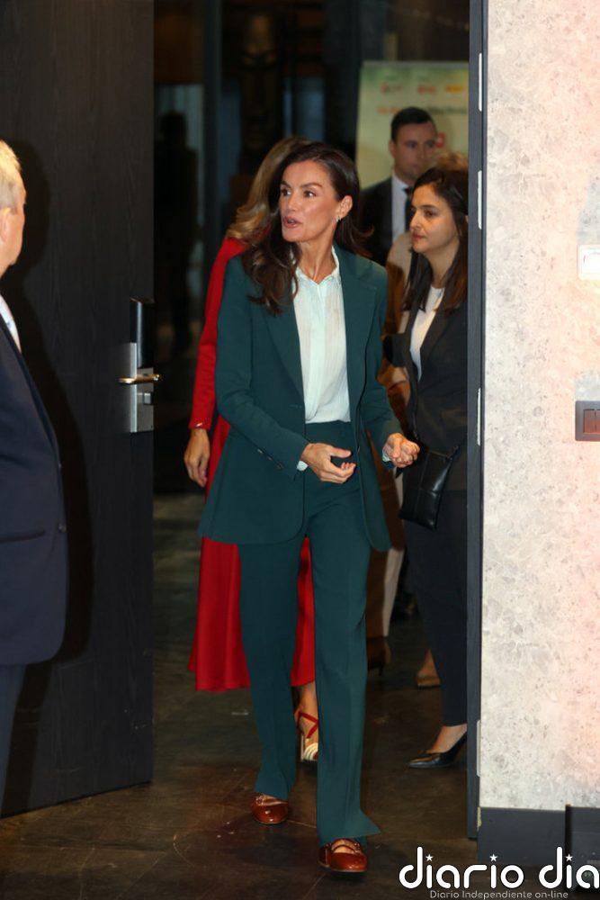 La Reina Letizia, de su impecable look 'work' en verde botella, a su aplaudida reflexión sobre la salud mental