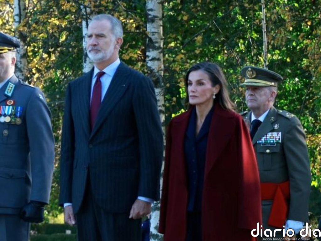 La Reina Letizia, imponente en su adiós a Helsinki con el abrigo más deseado este invierno