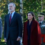 La Reina Letizia, imponente en su adiós a Helsinki con el abrigo más deseado este invierno