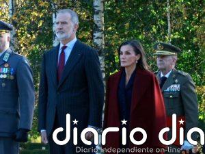 La Reina Letizia, imponente en su adiós a Helsinki con el abrigo más deseado este invierno