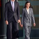 La Reina Letizia recupera su infalible traje de cuadros oversize de Hugo Boss en el arranque de su viaje a Finlandia