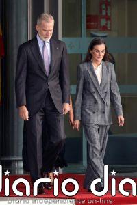 La Reina Letizia recupera su infalible traje de cuadros oversize de Hugo Boss en el arranque de su viaje a Finlandia