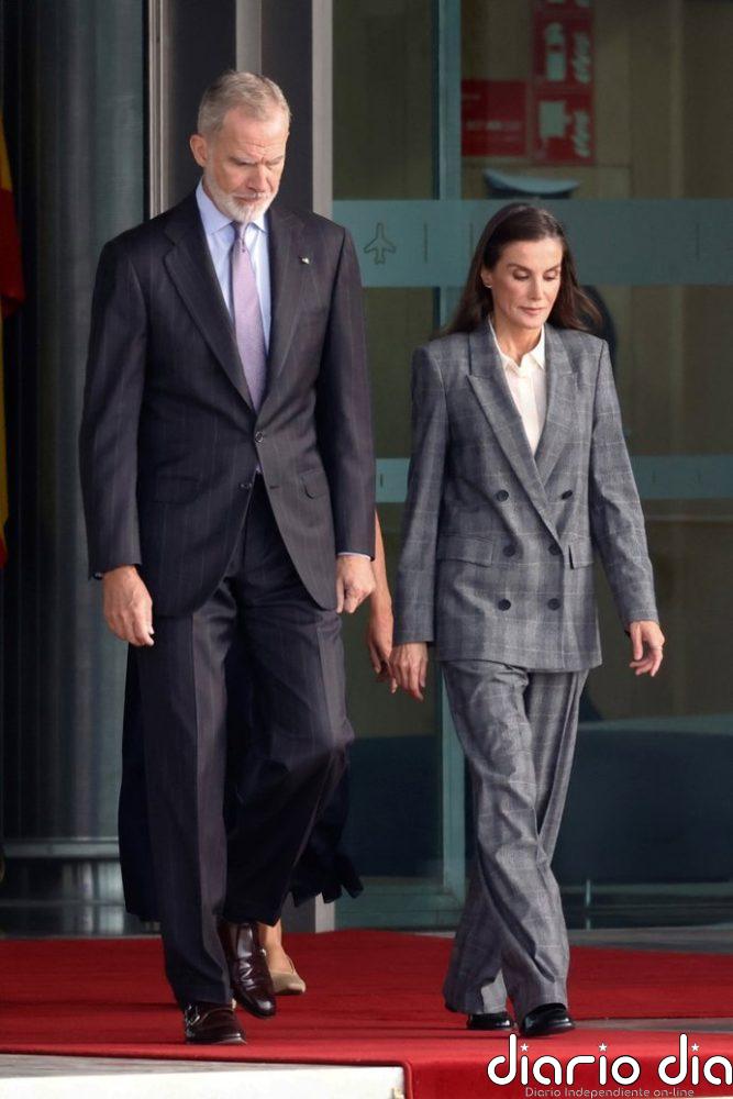 La Reina Letizia recupera su infalible traje de cuadros oversize de Hugo Boss en el arranque de su viaje a Finlandia