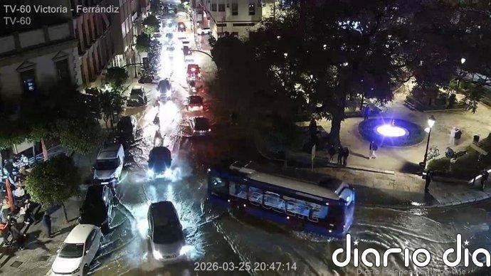 La rotura de una tubería provoca cortes de tráfico y acumulación de agua en la calle Victoria de Málaga