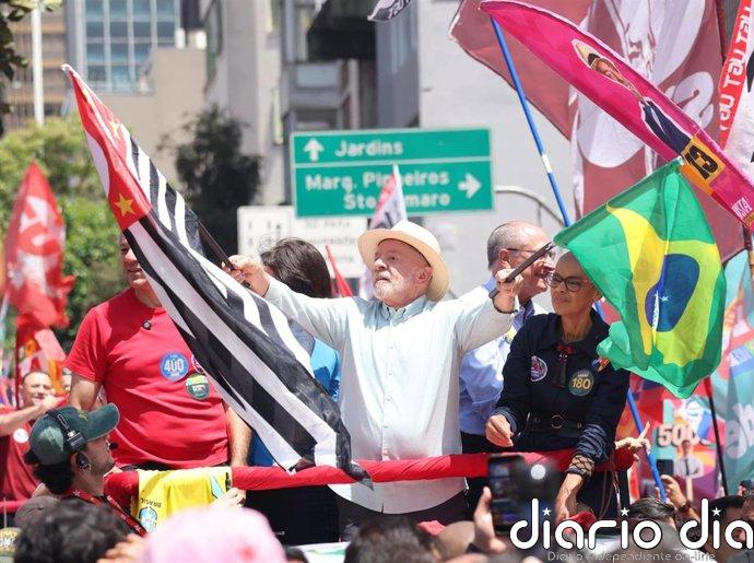 La última encuesta da a Lula una ligera ventaja sobre Bolsonaro en víspera de las elecciones brasileñas
