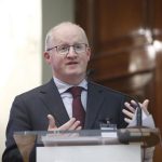 Lane (BCE) señala que la inflación energética moderará la demanda y atenuará la respuesta de la entidad