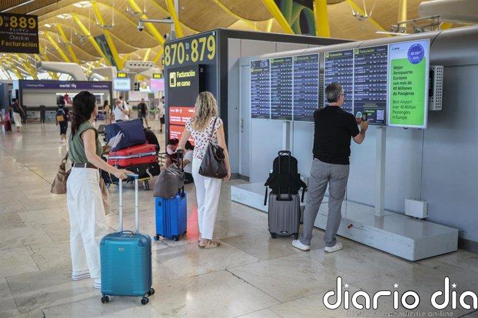 Las aerolíneas que operan en Barajas programan 4.908 vuelos durante el puente de Todos los Santos, un 6,4% más
