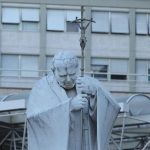 León XIV se recupera tras la operación para extirparle un tumor maligno del pulmón