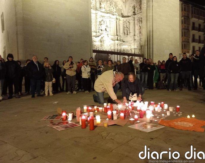 Logroño recuerda a Maricarmen con velas en la plaza del Mercado; "Prendió una mecha que no podemos apagar"