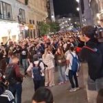 Los acampados en la Puerta del Sol marchan hacia el Congreso en homenaje a Maricarmen: "No son muertos, son asesinatos"