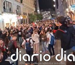 Los acampados en la Puerta del Sol marchan hacia el Congreso en homenaje a Maricarmen: "No son muertos, son asesinatos"