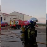 Los bomberos de la DPZ finalizan la extinción de un incendio en una nave de almendras de Marracos