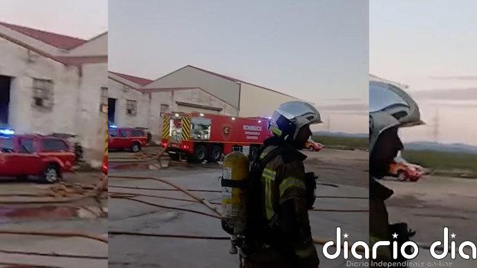 Los bomberos de la DPZ finalizan la extinción de un incendio en una nave de almendras de Marracos