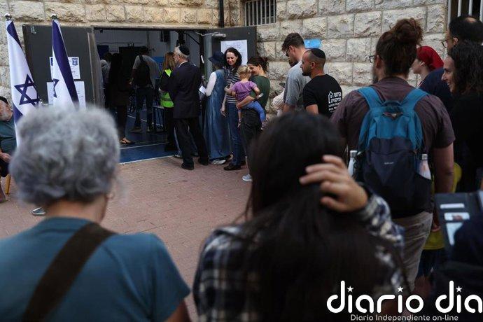 Los israelíes se movilizan en masa para votar en las elecciones: "Está en juego el futuro de mis bisnietos"