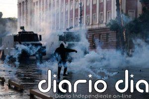 Los manifestantes incendian la sede del Supremo en el quinto día de disturbios en Albania