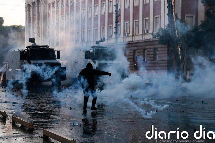 Los manifestantes incendian la sede del Supremo en el quinto día de disturbios en Albania