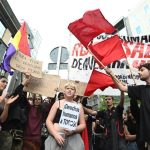 Los manifestantes regresan desde el Congreso a Sol tras el 'no' a los decretos: "Sus beneficios, nuestra miseria"