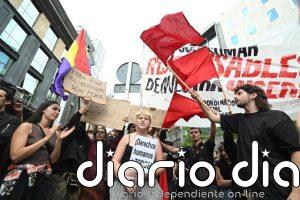 Los manifestantes regresan desde el Congreso a Sol tras el 'no' a los decretos: "Sus beneficios, nuestra miseria"