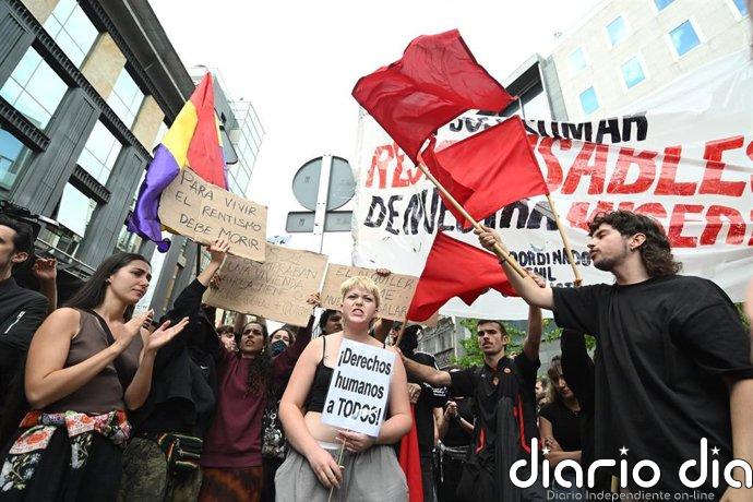 Los manifestantes regresan desde el Congreso a Sol tras el 'no' al primer decreto: "Sus beneficios, nuestra miseria"
