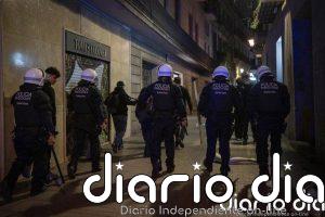 Los Mossos elevan a 130 los detenidos por los disturbios en Barcelona, de los cuales 76 menores
