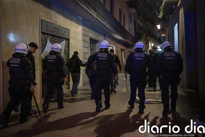 Los Mossos elevan a 130 los detenidos por los disturbios en Barcelona, de los cuales 76 menores