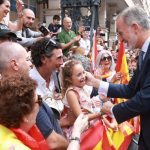 Los Reyes Felipe y Letizia se dan un histórico baño de masas en su primera visita a Ceuta. Las imágenes