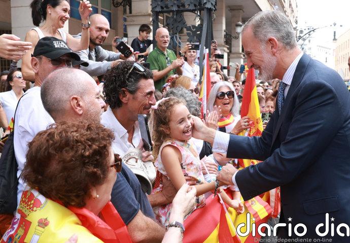 Los Reyes Felipe y Letizia se dan un histórico baño de masas en su primera visita a Ceuta. Las imágenes