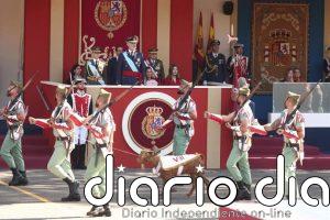 Los reyes presiden un desfile militar marcado por el adelanto electoral y los abucheos a Sánchez