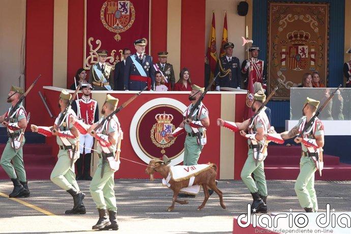 Los reyes presiden un desfile militar marcado por el adelanto electoral y los abucheos a Sánchez