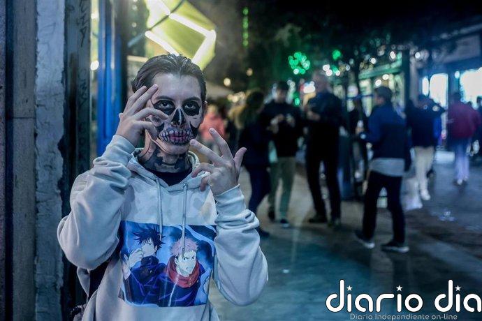 Los riesgos de los colmillos postizos y otros accesorios de Halloween para la salud bucodental