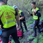 Los servicios de rescate portean a un motorista herido en Camaleño