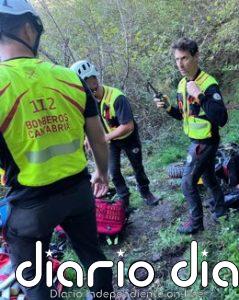 Los servicios de rescate portean a un motorista herido en Camaleño