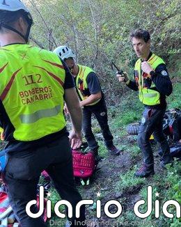 Los servicios de rescate portean a un motorista herido en Camaleño Los servicios de rescate portean a un motorista herido en Camaleño