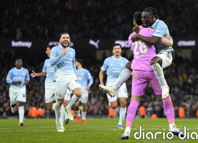 Manchester City y Liverpool avanzan en la Carabao Cup con penaltis