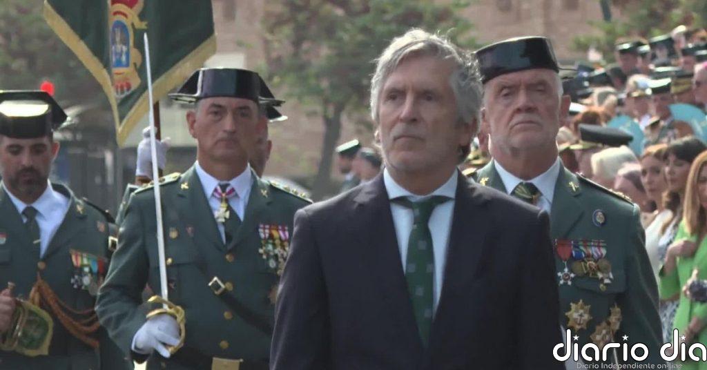 Marlaska es recibido con pitidos y abucheos a su llegada al desfile de la Guardia Civil en Cádiz