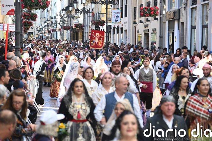 Más de 410.000 personas pasan por la plaza del Pilar en una Ofrenda de Flores concluida casi a medianoche