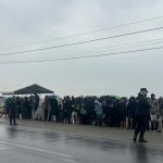 Más de 50 menores inmigrantes solos esperan bajo la lluvia en el Guano (Ceuta) su traslado a un centro de acogida