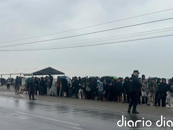 Más de 50 menores inmigrantes solos esperan bajo la lluvia en el Guano (Ceuta) su traslado a un centro de acogida