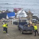 Más de 50 menores migrantes duermen frente a la comisaría de Ceuta a la espera de ser filiados