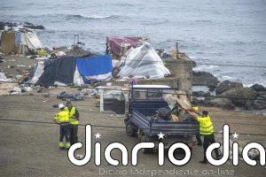 Más de 50 menores migrantes duermen frente a la comisaría de Ceuta a la espera de ser filiados