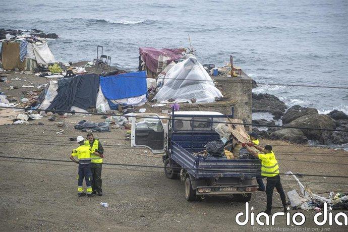 Más de 50 menores migrantes duermen frente a la comisaría de Ceuta a la espera de ser filiados